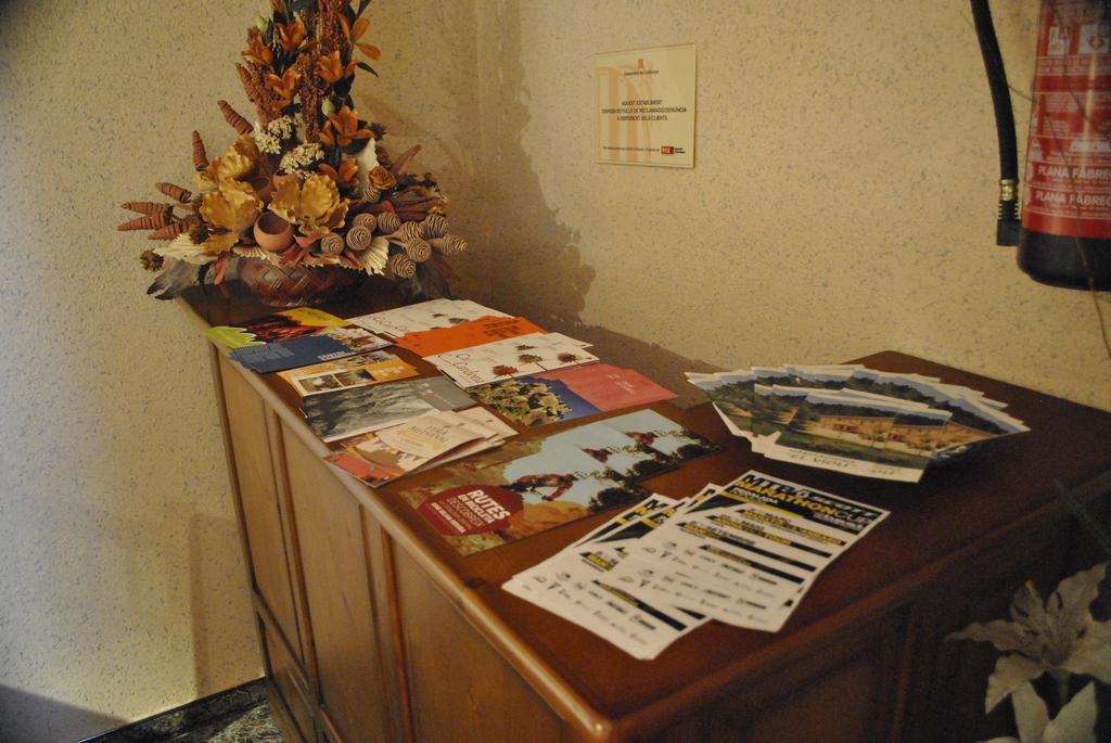 Hostal El Violi Cardona Exterior photo